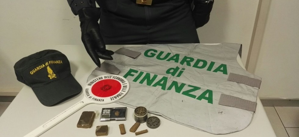 Trento, la Guardia di finanza ferma un 23enne per spaccio di droga